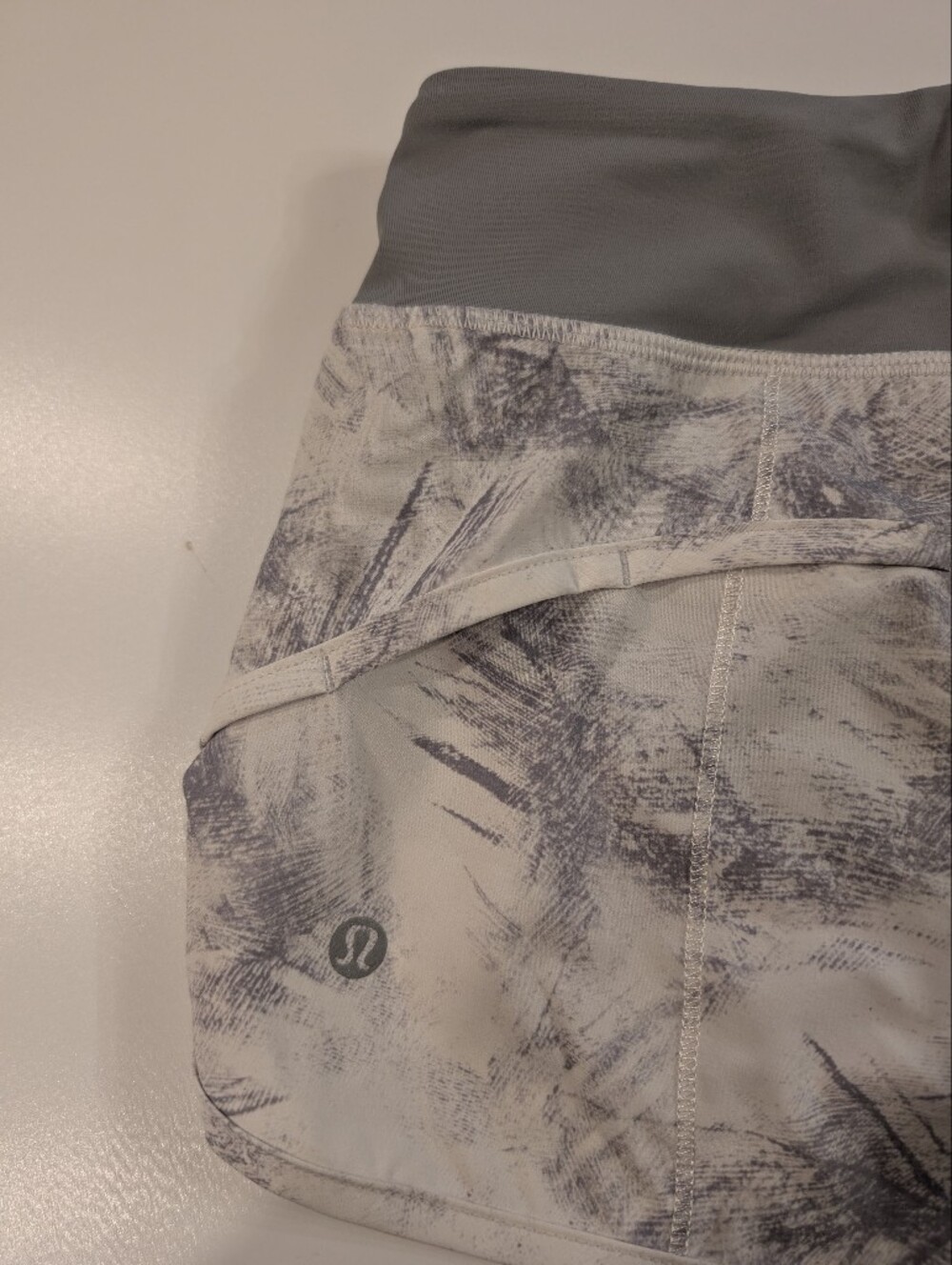 Lululemon 4 Speed Shorts Grey Abstract Brush Strokes White Run Liner Mid Rise